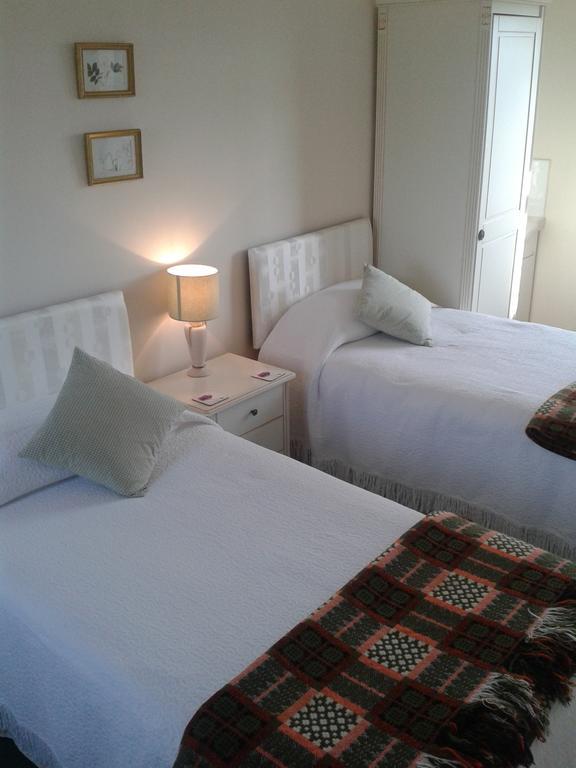 โกรส์ลอน ทีวี มาวร์ บีแอนด์บี Hotel Llanddeiniolen ภายนอก รูปภาพ